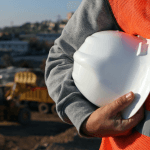 Elmar Juan Passos Varjão Bomfim aborda como a gestão de riscos na construção pesada é fundamental para prevenir falhas, controlar processos e garantir responsabilidade técnica.