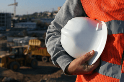 Elmar Juan Passos Varjão Bomfim aborda como a gestão de riscos na construção pesada é fundamental para prevenir falhas, controlar processos e garantir responsabilidade técnica.