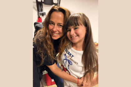 Ao lado de Fernanda Paes Leme e Laryssa Ayres, Juju Teófilo inicia as gravações da nova novela vertical do Globoplay com a Non Stop.