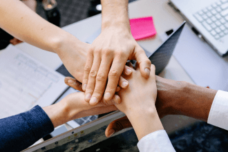 Treino, foco e espírito de equipe: Lições que vão além da quadra mostram valores aplicáveis à vida e ao trabalho. Conteúdo de Alfredo Moreira Filho.